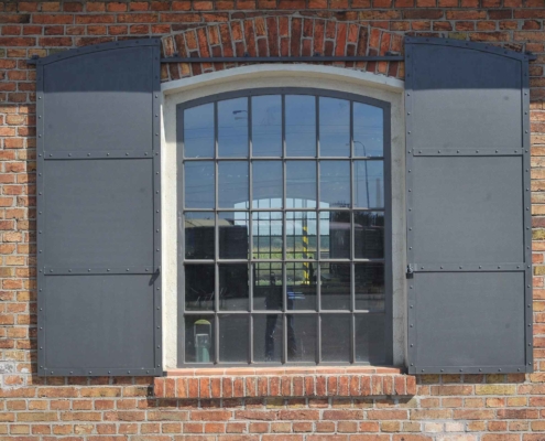 Stahlfenster mit Bogen und Sprossen